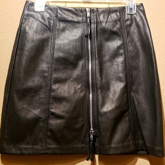 Forever 21 Dresses & Skirts - Forever 21 Zipper Faux Leather Black Skirt Size 6
